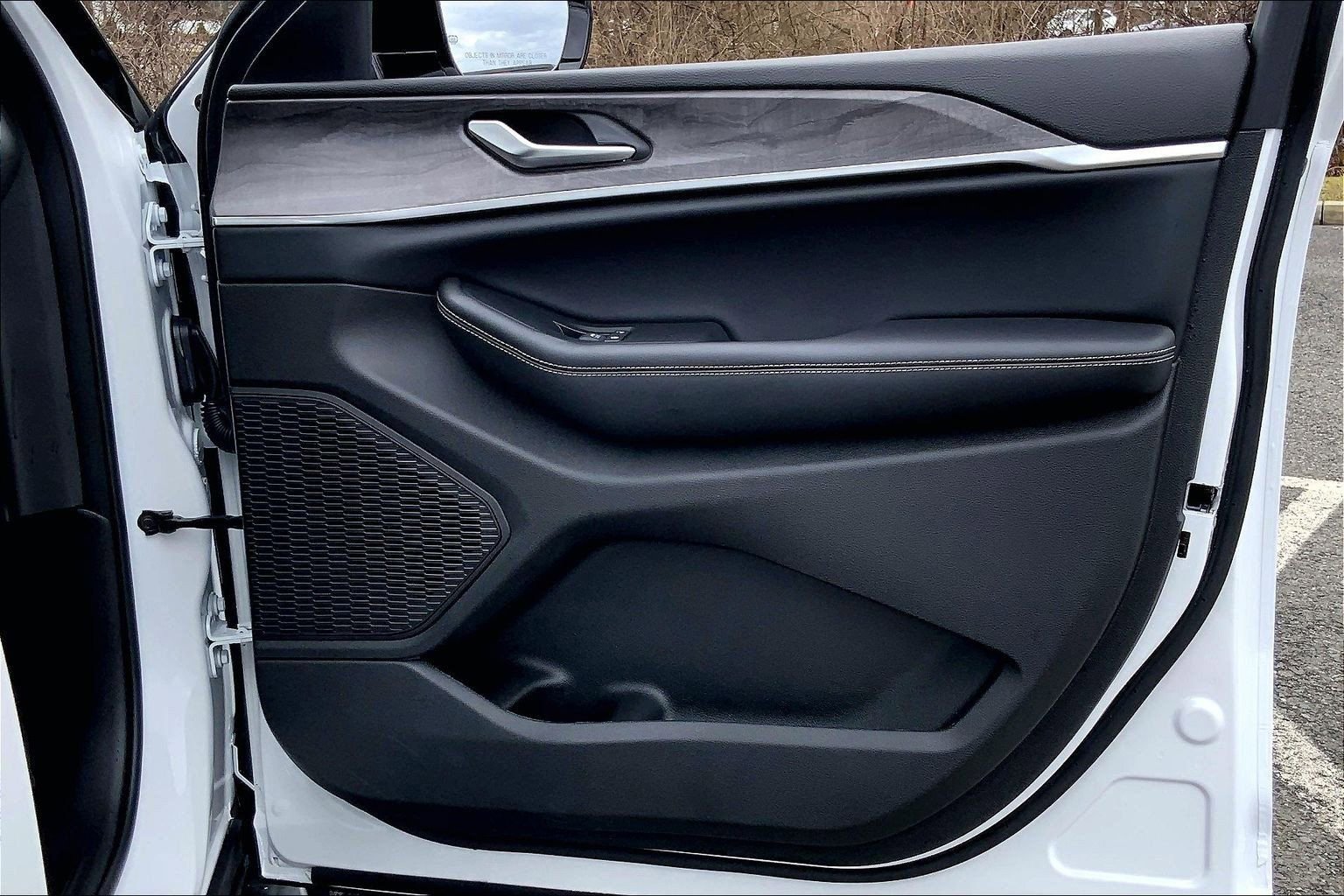 Used 2025 Jeep Grand Cherokee Limited w/ Black Appearance Package image 22