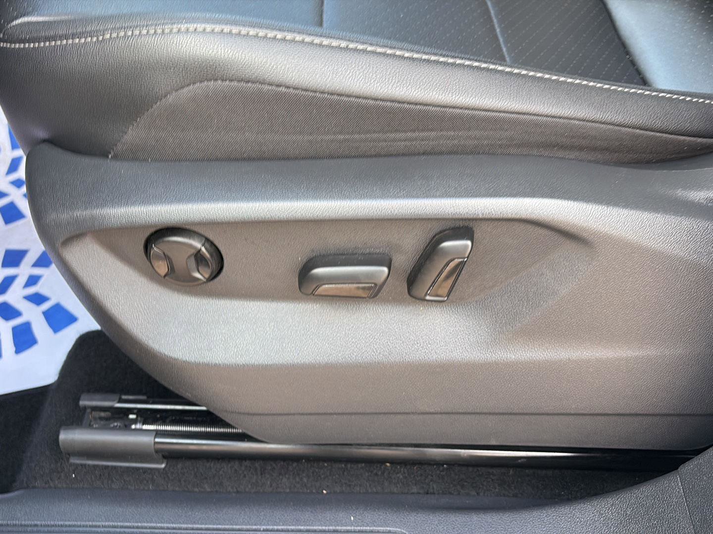 Used 2020 Volkswagen Tiguan SE image 11