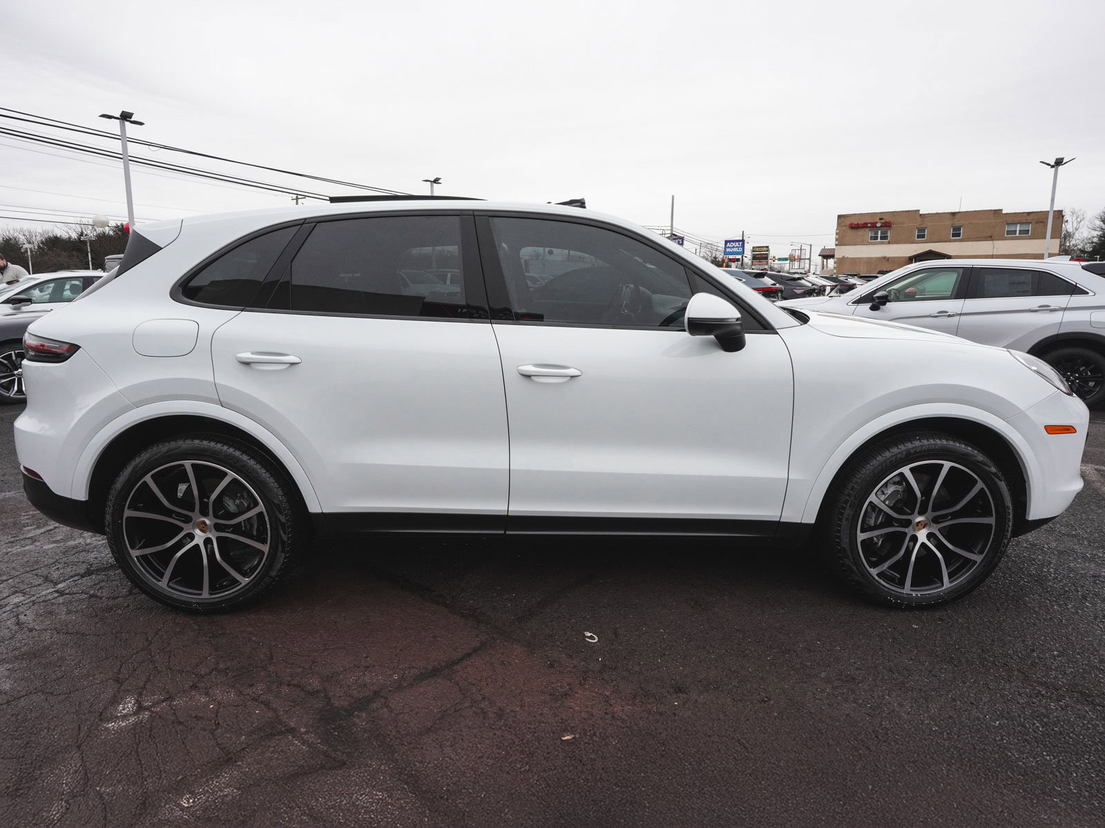 Used 2023 Porsche Cayenne w/ Premium Package image 4