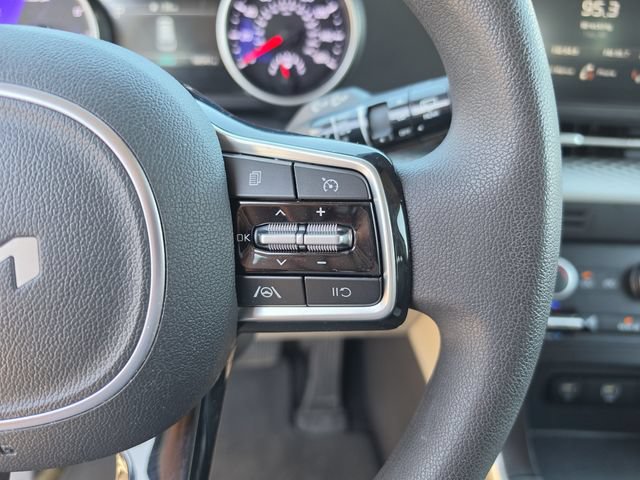 Used 2023 Kia Carnival LX FWD image 37