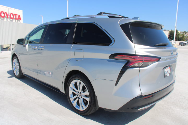 Certified 2024 Toyota Sienna Platinum FWD image 5