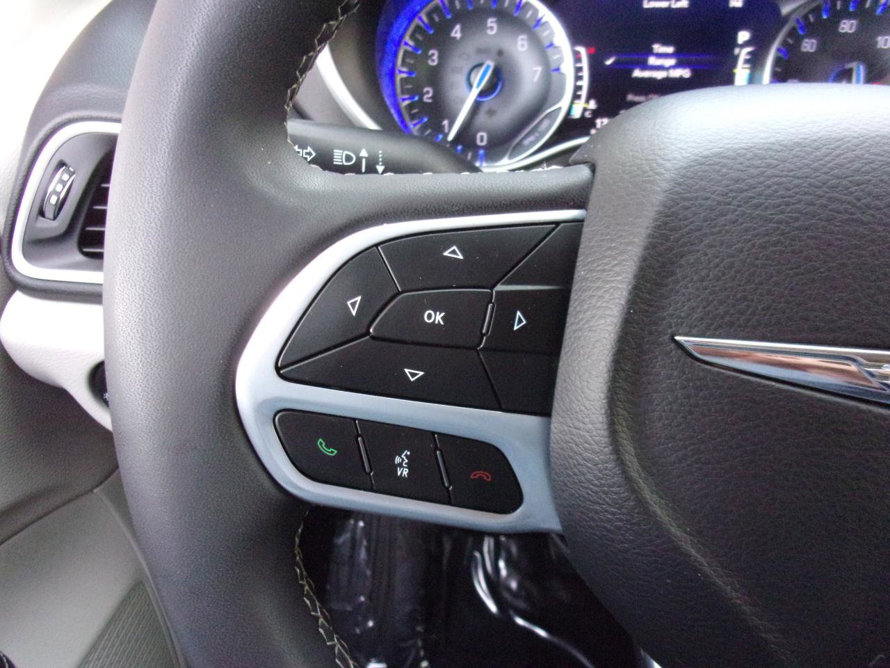 Used 2023 Chrysler Pacifica Touring-L image 21