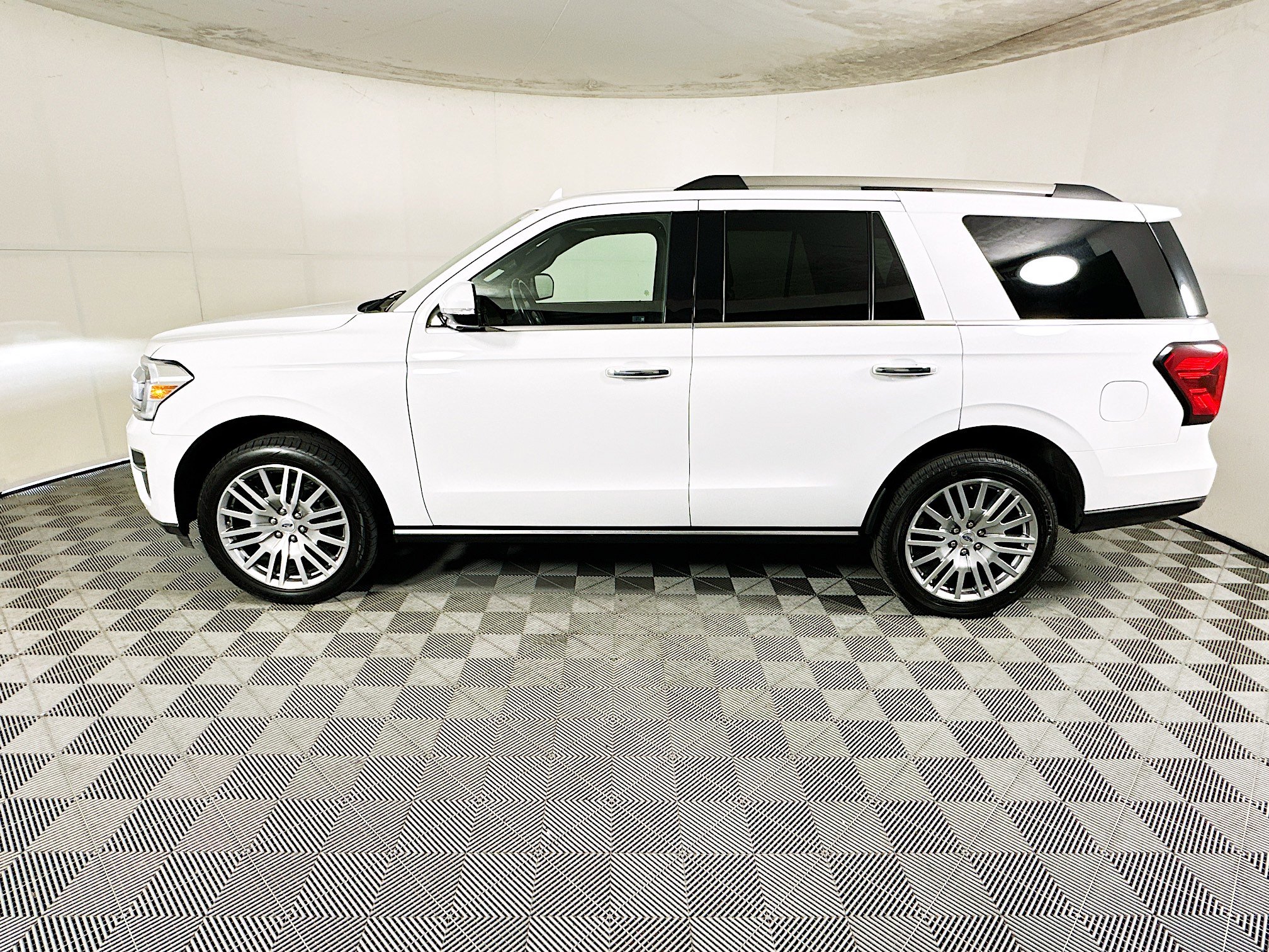 Used 2024 Ford Expedition Limited image 6