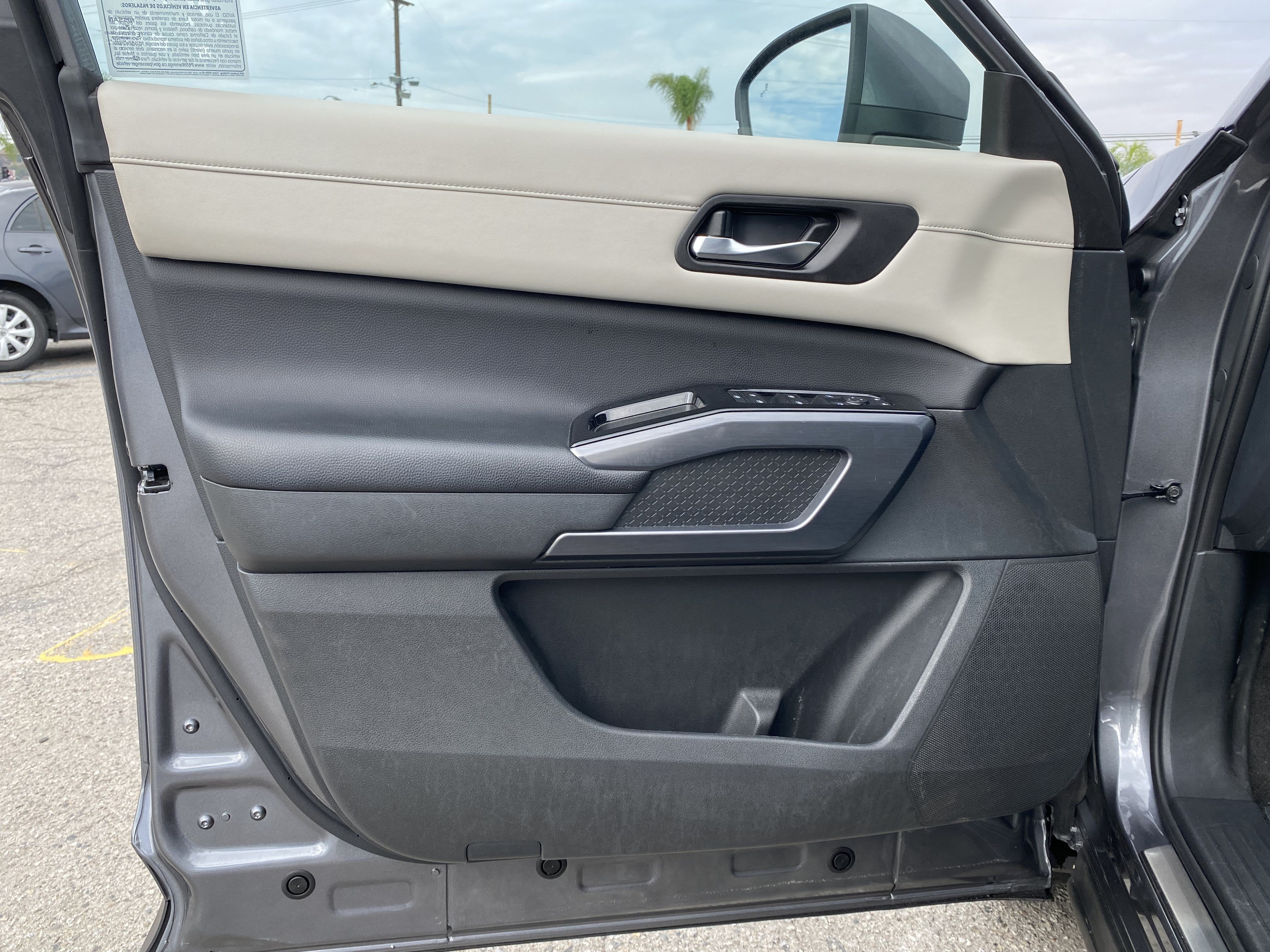 Used 2023 Nissan Pathfinder SL w/ Lighting Package (N92) FWD image 17
