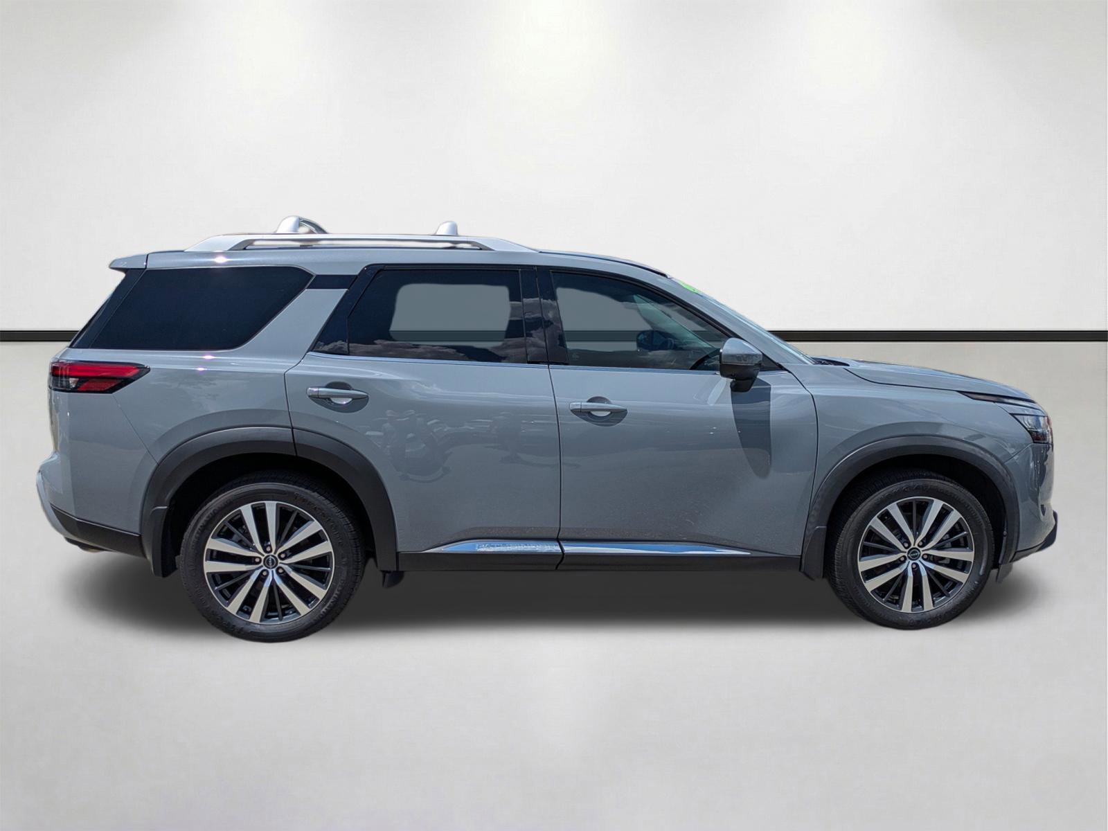 Used 2022 Nissan Pathfinder Platinum w/ Cargo Package AWD/4WD image 4