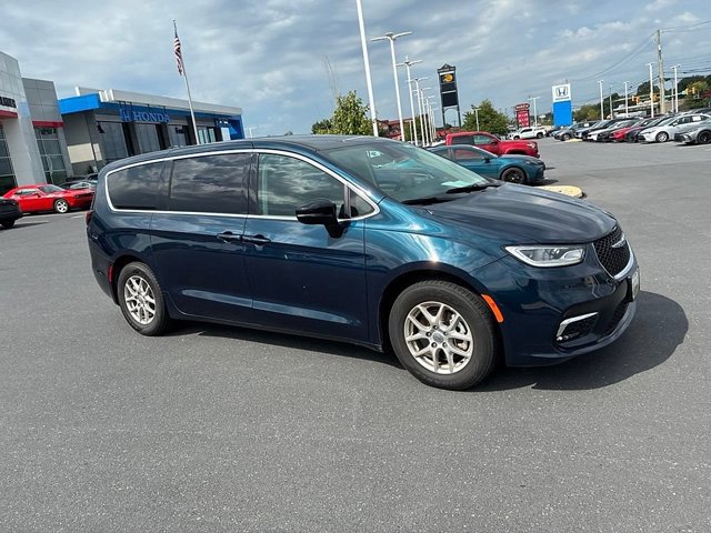 Used 2024 Chrysler Pacifica Touring-L FWD image 3