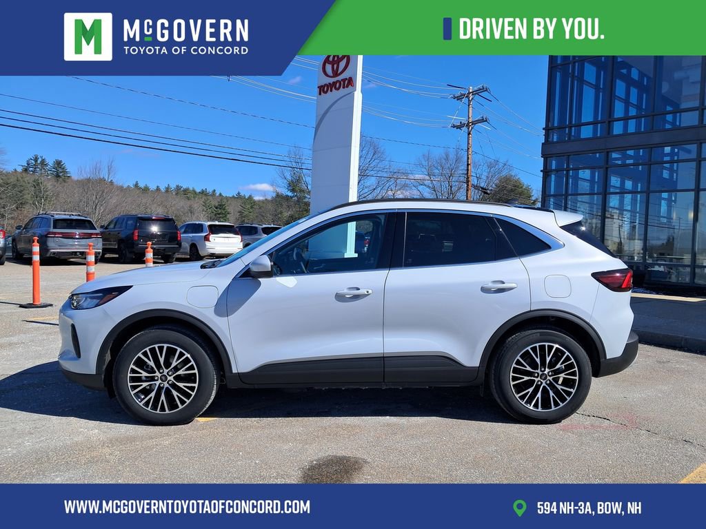 Used 2025 Ford Escape SE image 2