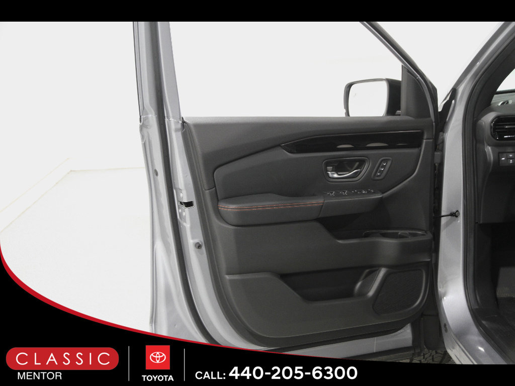 Used 2025 Honda Pilot TrailSport image 4