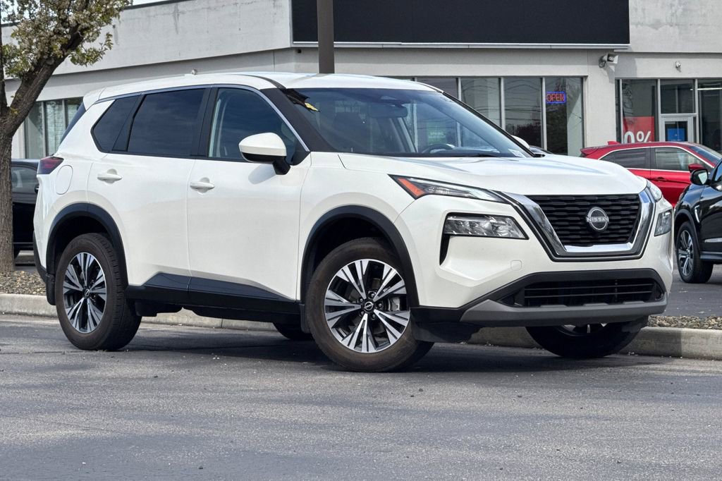 Used 2023 Nissan Rogue SV image 2