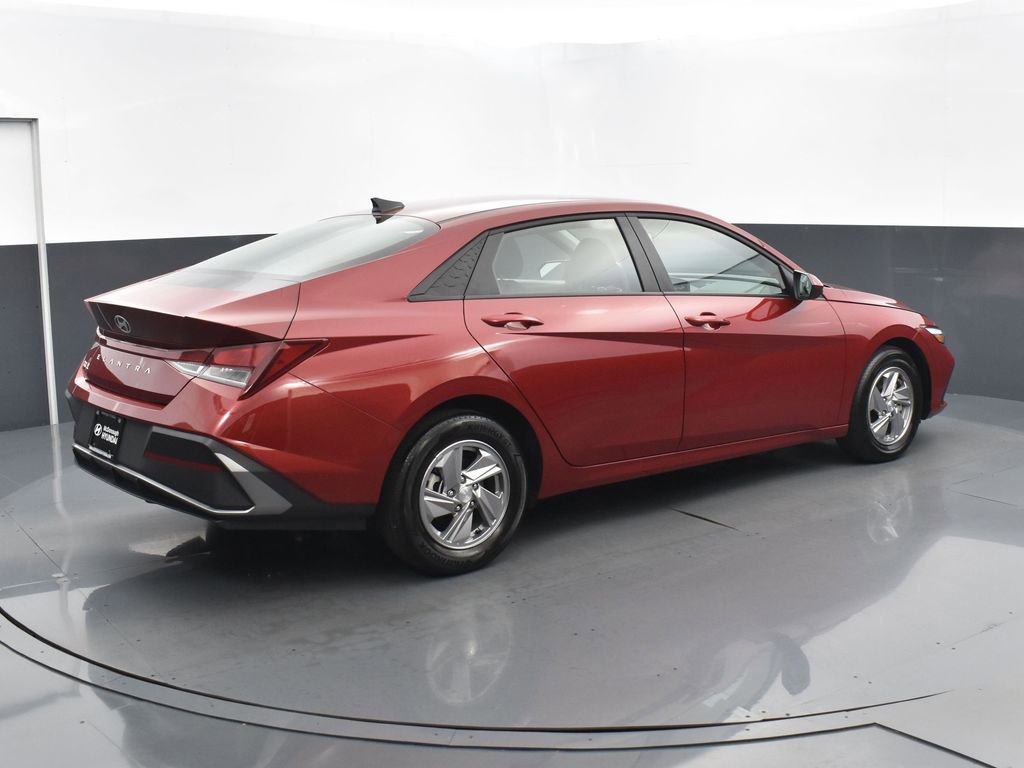 Used 2025 Hyundai Elantra SE image 4