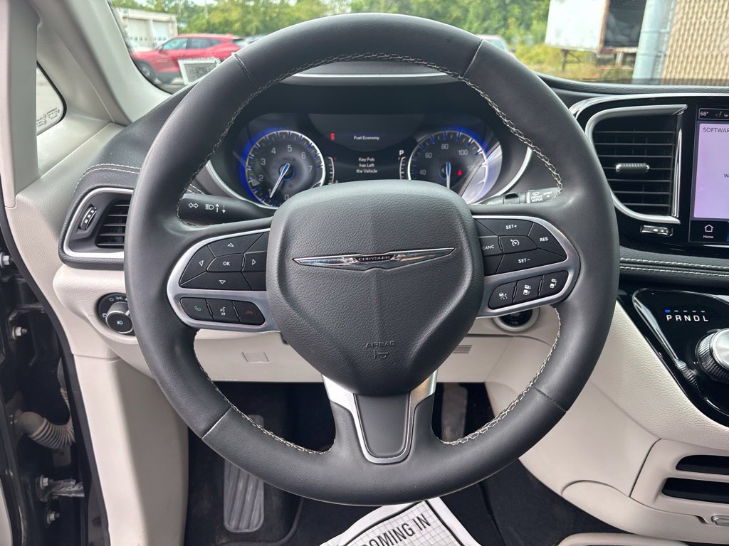 Used 2023 Chrysler Pacifica Touring-L AWD/4WD image 20