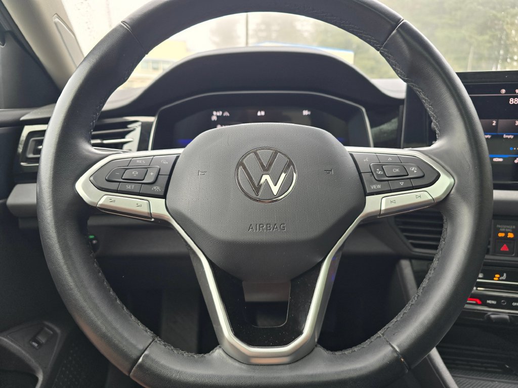 Used 2025 Volkswagen Jetta SE FWD image 6