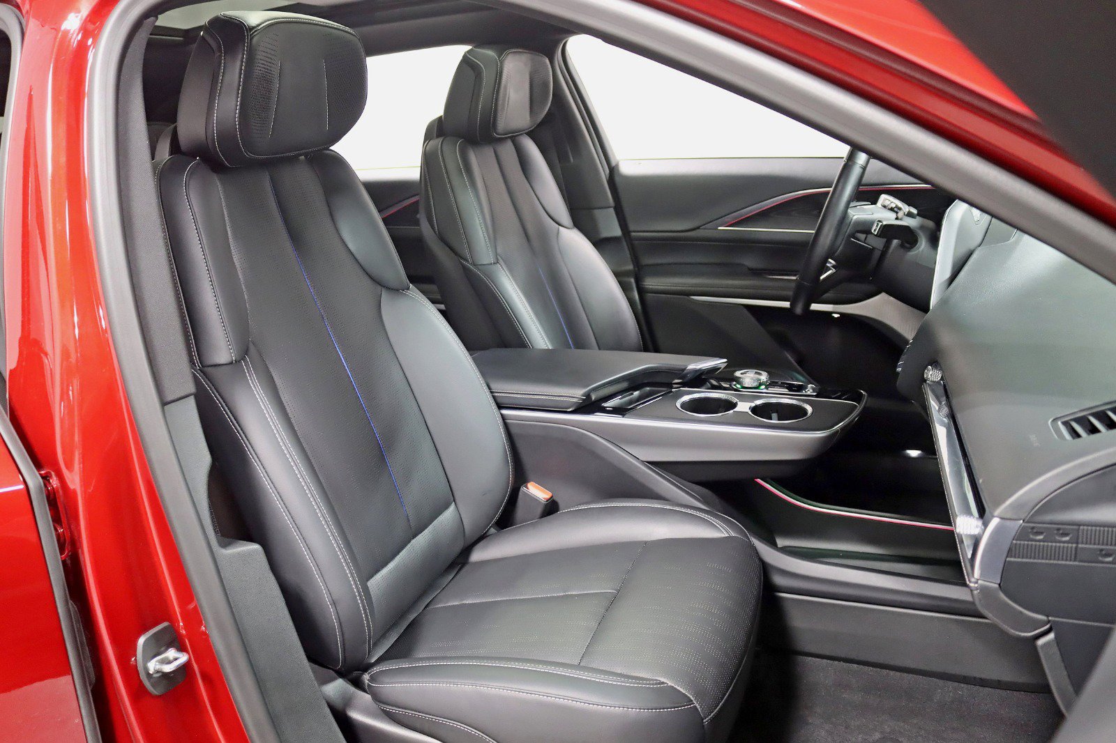 Used 2024 Cadillac Lyriq Sport RWD image 30