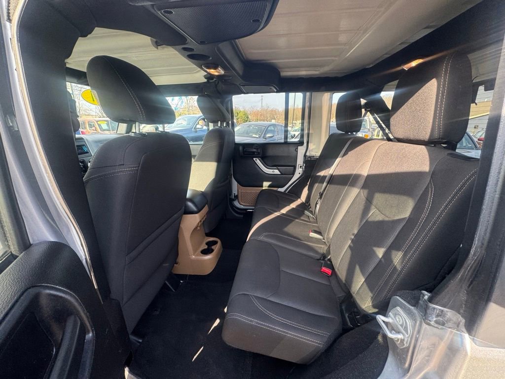 Used 2017 Jeep Wrangler Unlimited Rubicon w/ Connectivity Group image 29
