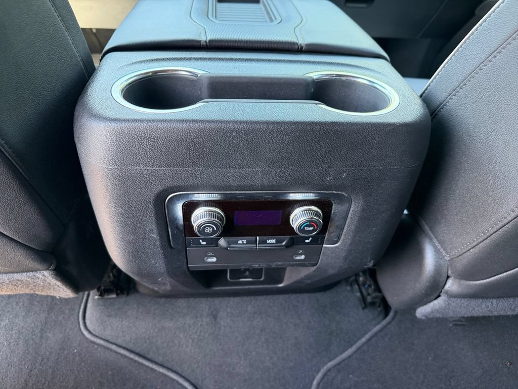 Used 2022 GMC Yukon SLT w/ SLT Luxury Package AWD/4WD image 17