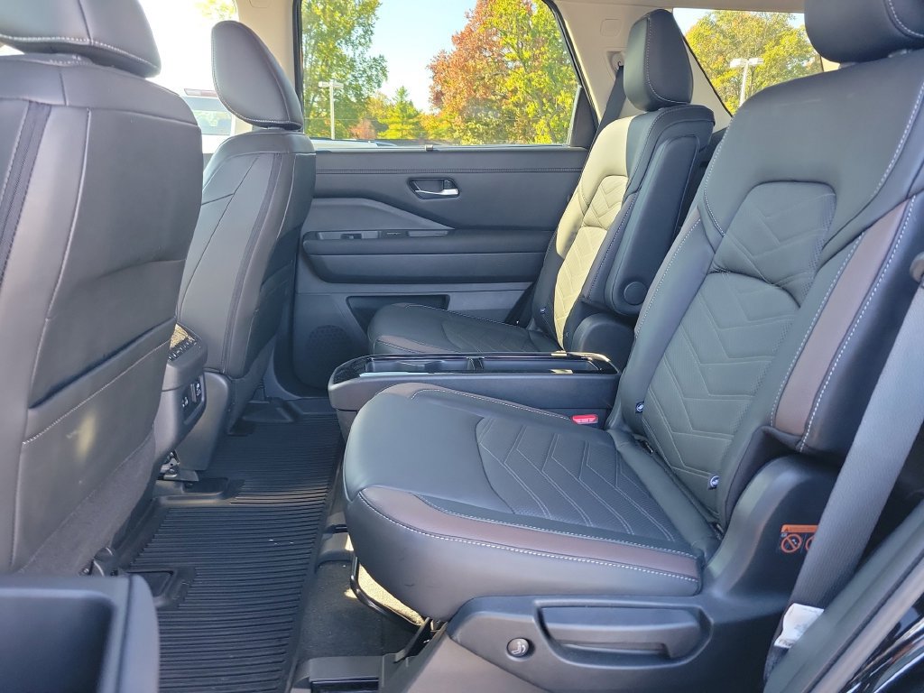 Used 2025 Nissan Pathfinder Platinum w/ Lighting Package (N92) AWD/4WD image 19