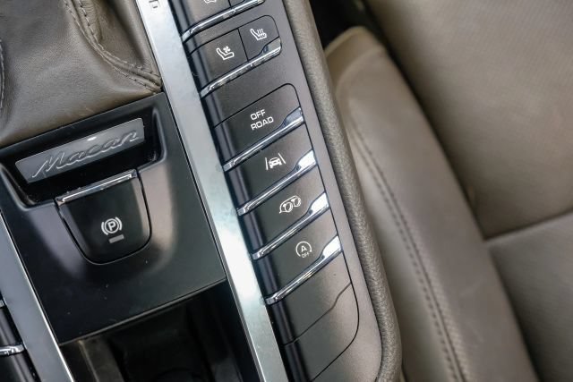 Used 2018 Porsche Macan Sport Edition AWD/4WD image 35