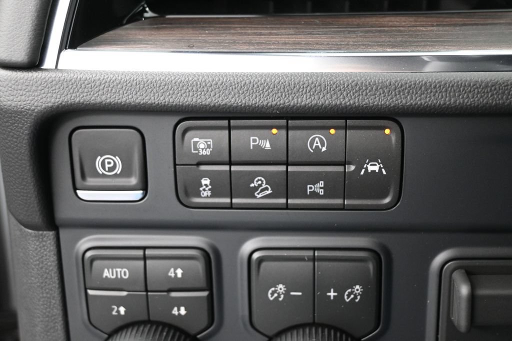 New 2026 Chevrolet Suburban Z71 w/ Z71 Off-Road Package AWD/4WD image 29