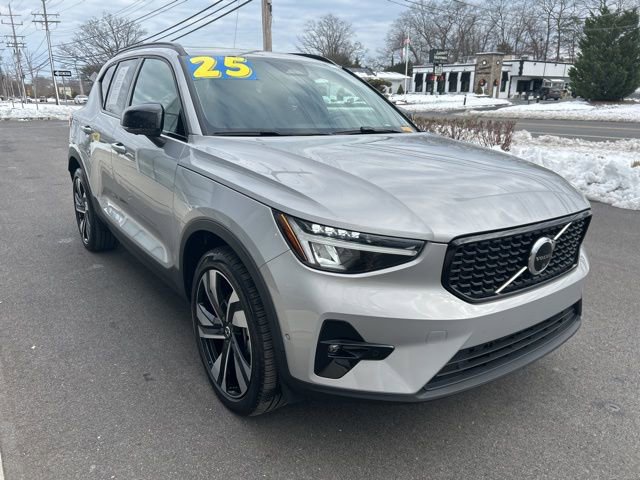 Certified 2025 Volvo XC40 B5 Plus AWD/4WD image 6