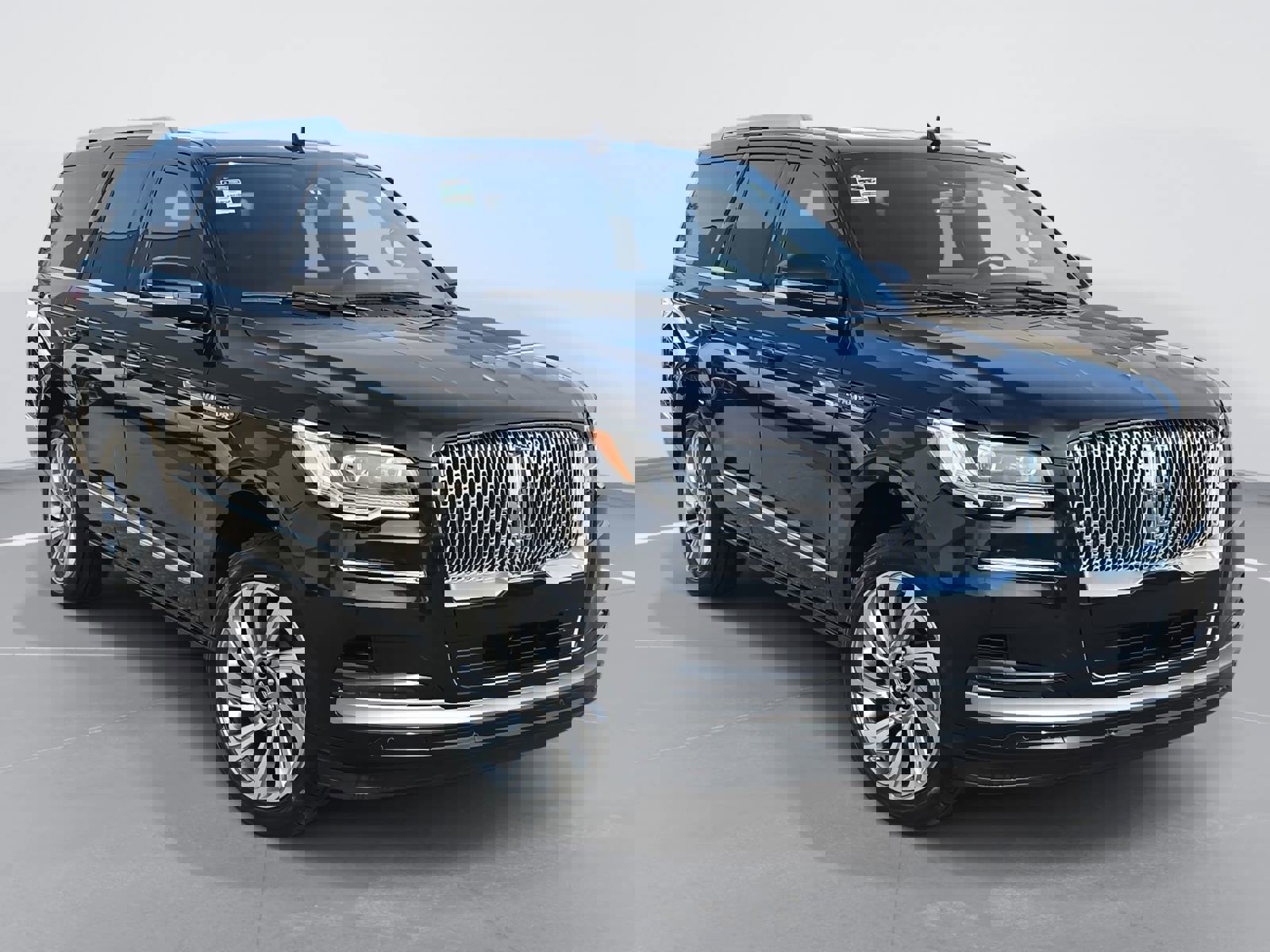 Used 2024 Lincoln Navigator Reserve image 3