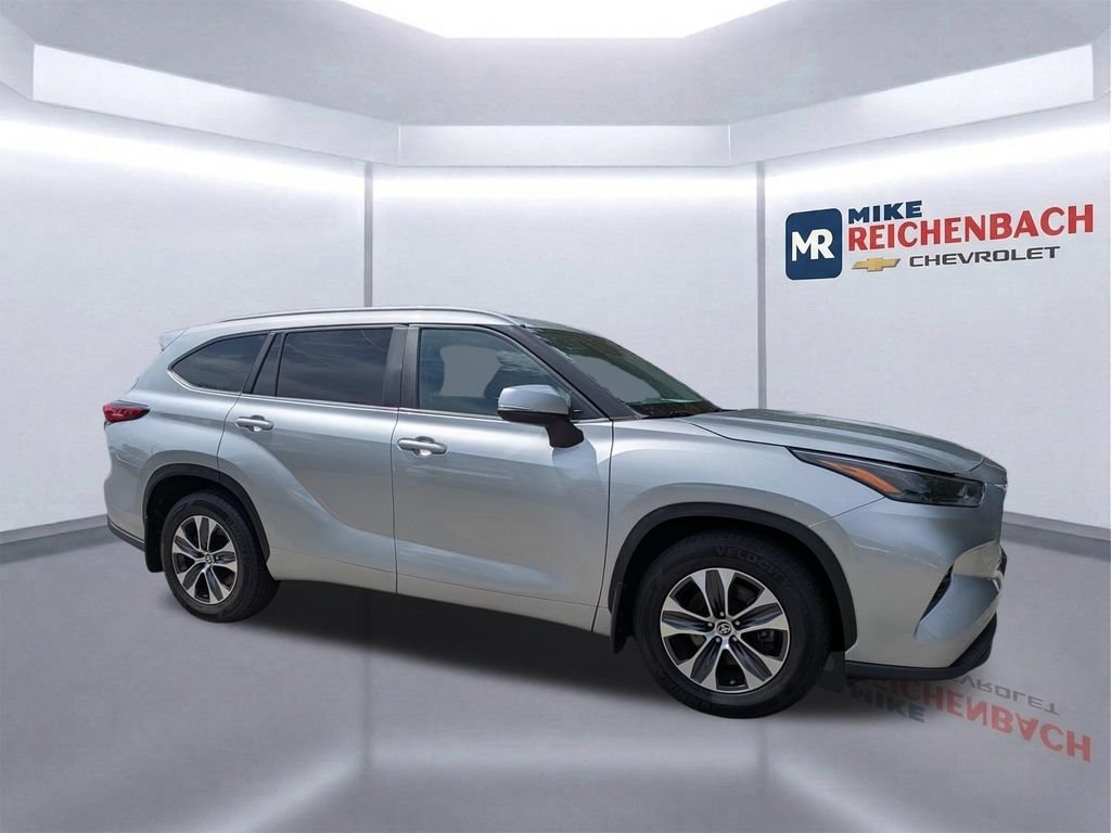Used 2023 Toyota Highlander XLE FWD video 2