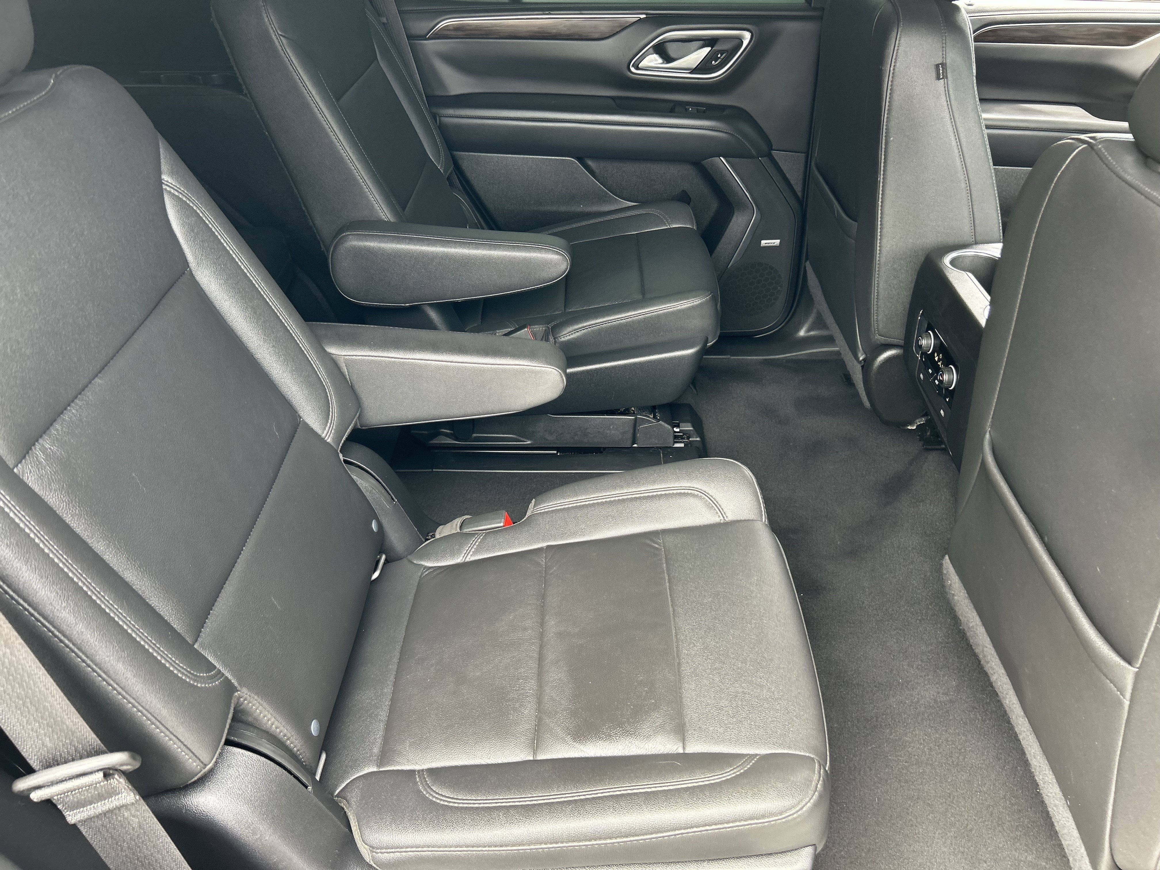 Used 2022 Chevrolet Tahoe Z71 w/ Luxury Package AWD/4WD image 11