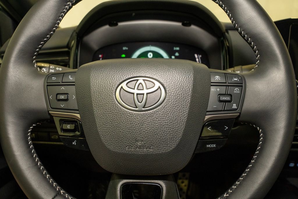 Used 2025 Toyota Camry SE image 18