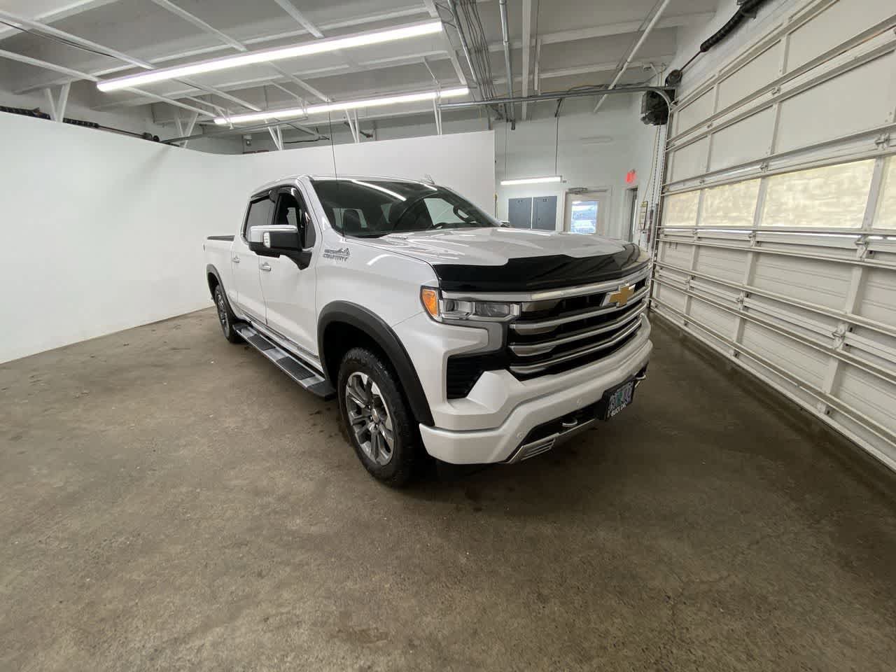 Used 2024 Chevrolet Silverado 1500 High Country w/ Technology Package AWD/4WD image 8