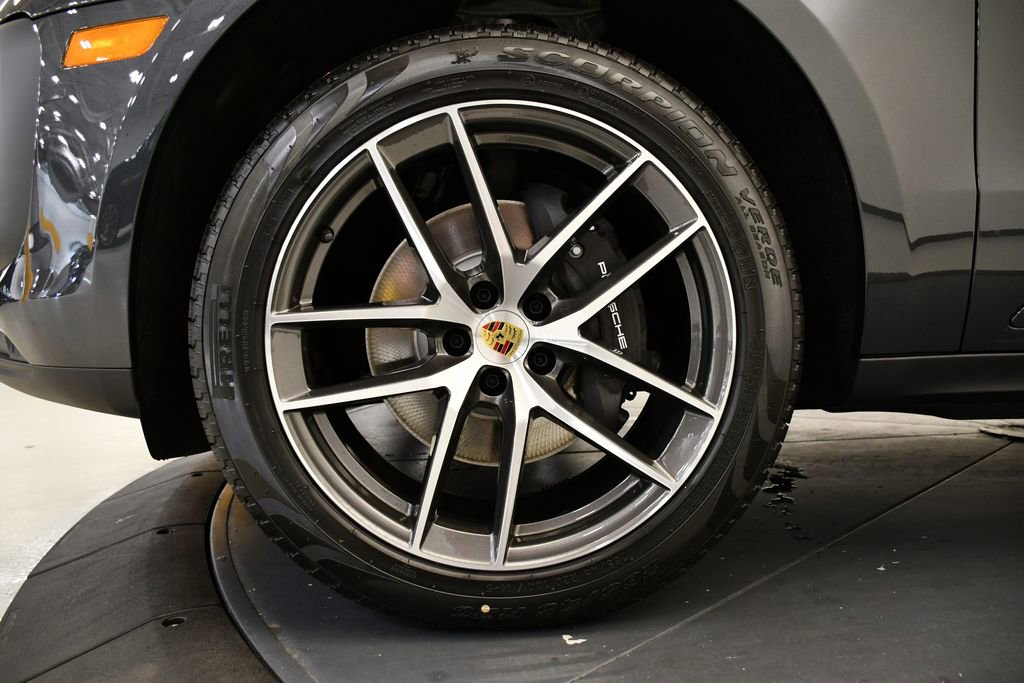 Certified 2025 Porsche Macan image 16