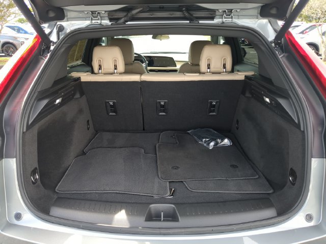 Used 2024 Cadillac XT4 Luxury w/ Cold Weather Package FWD image 12