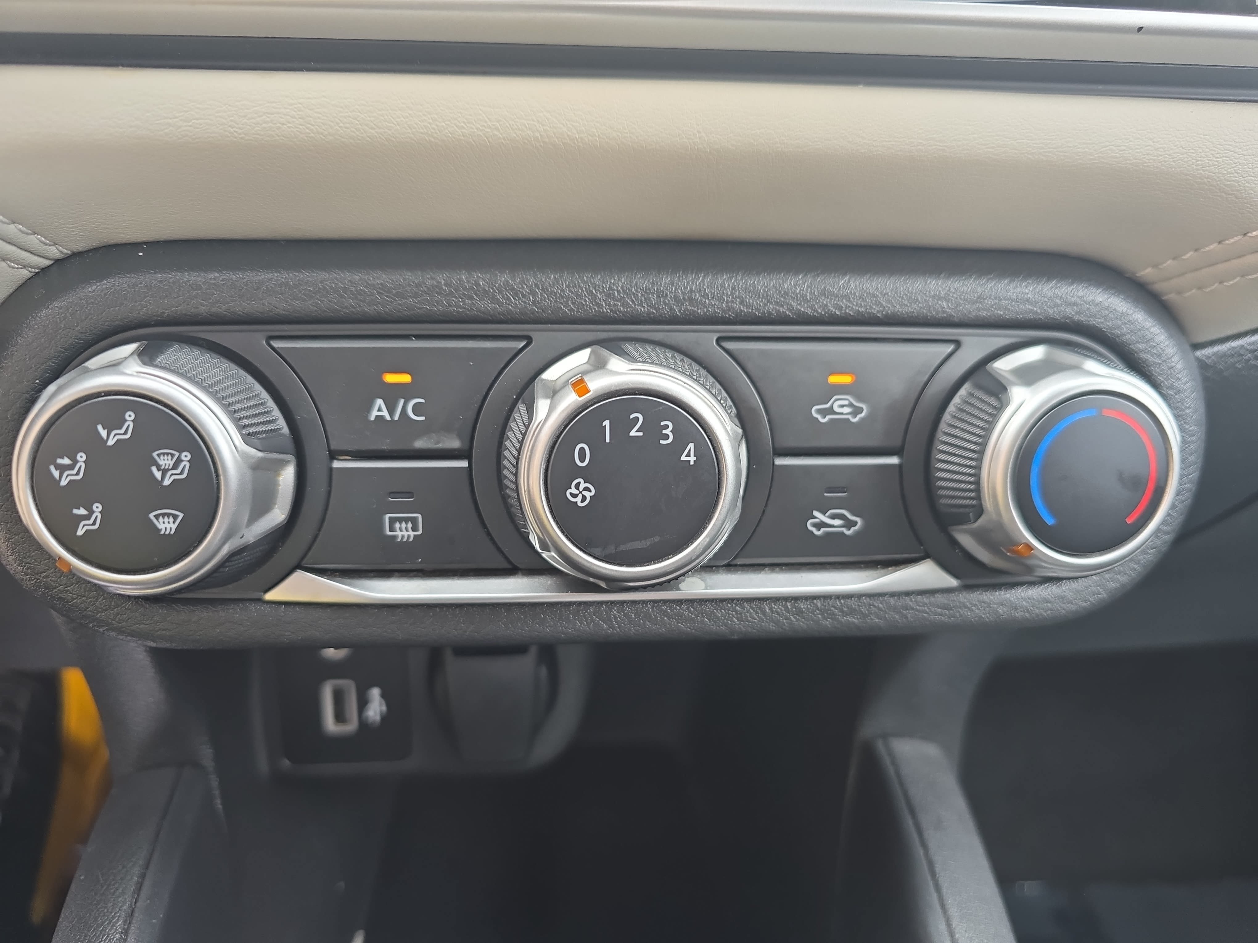 Used 2020 Nissan Versa SV FWD image 24
