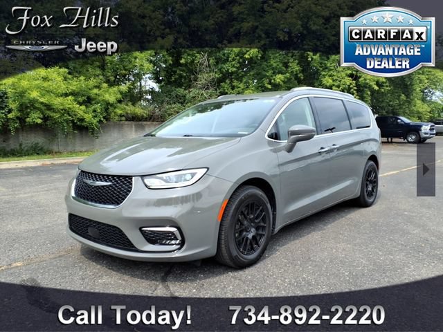 Used 2021 Chrysler Pacifica Touring-L FWD image 3
