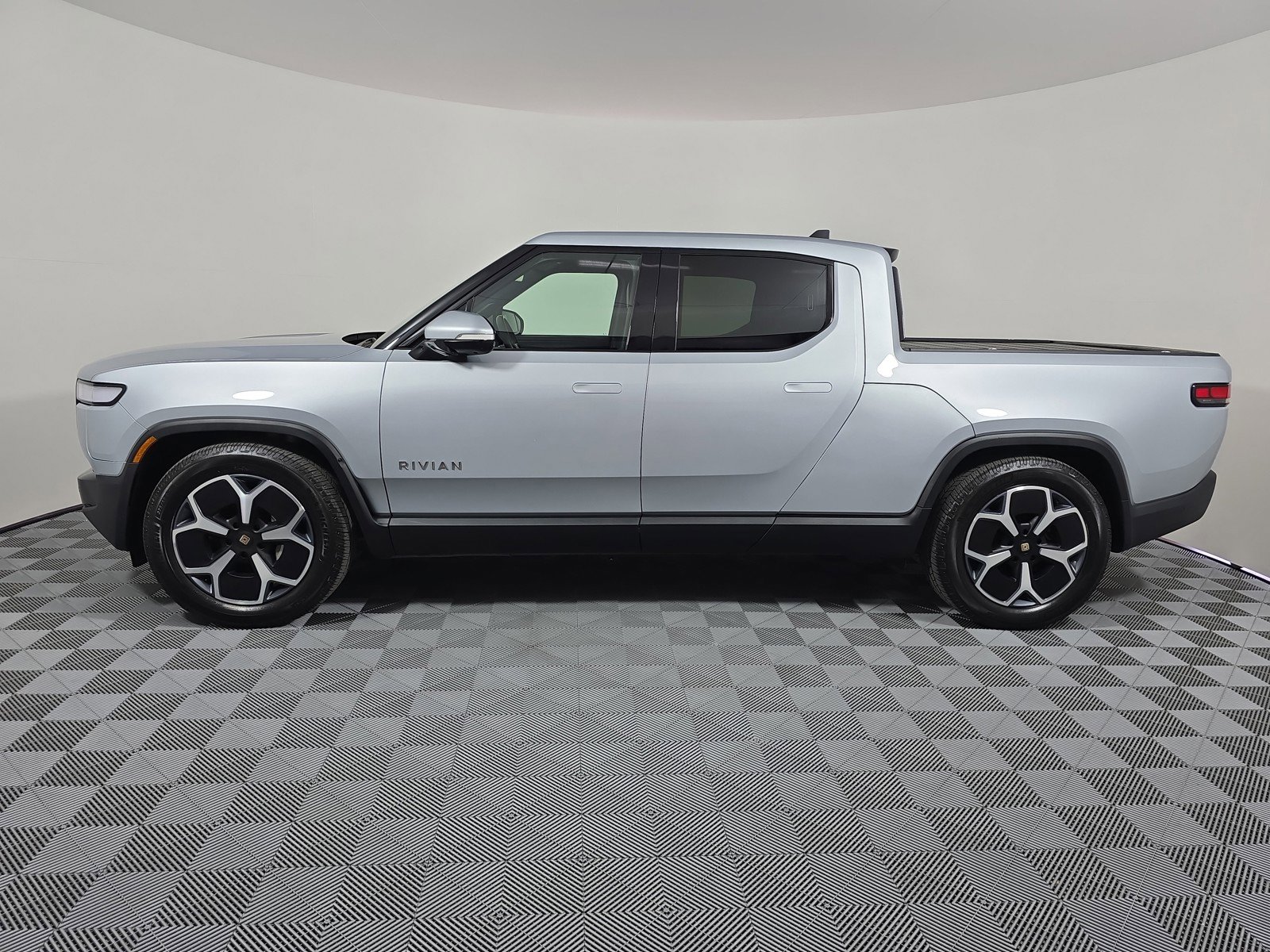 Used 2024 Rivian R1T Adventure AWD/4WD image 2