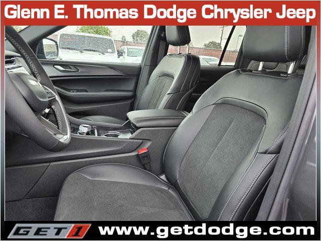 New 2025 Jeep Grand Cherokee Altitude image 9