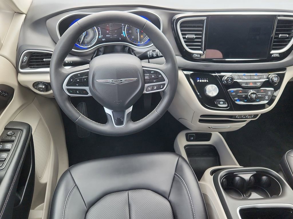 Used 2024 Chrysler Pacifica Touring-L FWD image 11