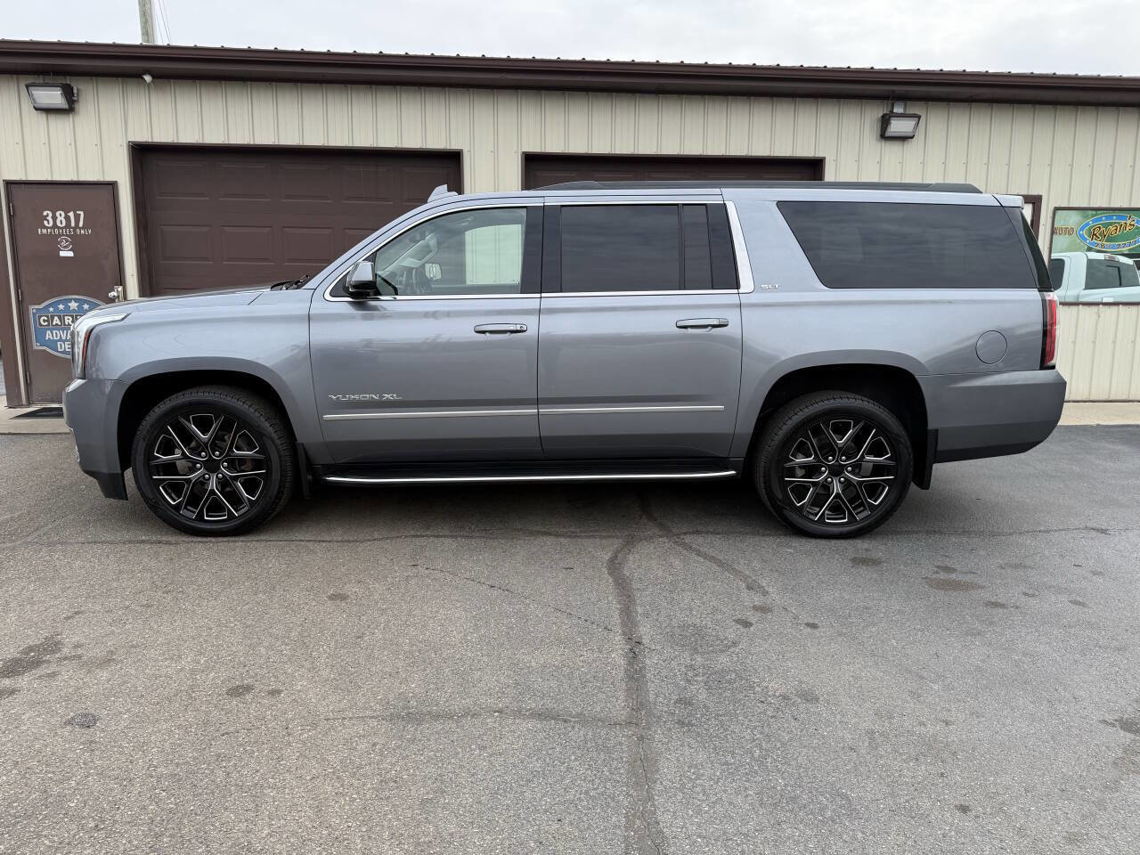 Used 2019 GMC Yukon XL SLT w/ Premium Edition AWD/4WD image 3