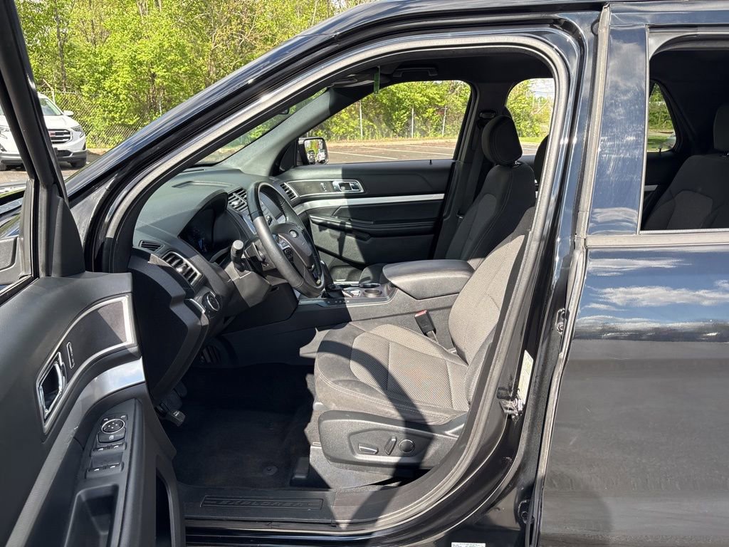 Used 2017 Ford Explorer XLT FWD image 15