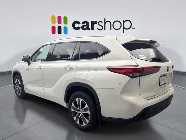 Used 2021 Toyota Highlander XLE AWD/4WD image 3
