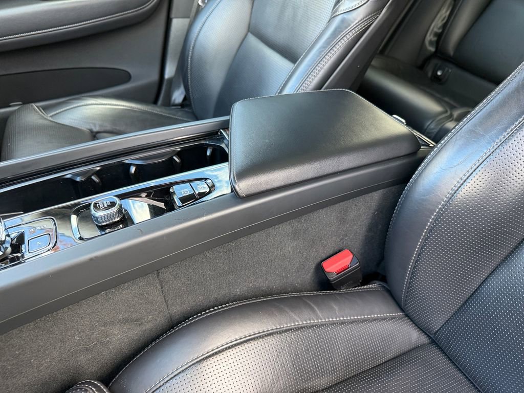 Used 2023 Volvo XC60 B6 Ultimate w/ Protection Package Premier image 30