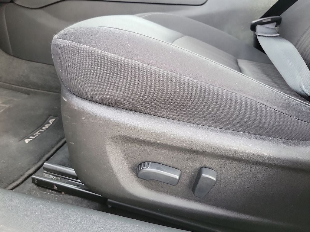 Used 2025 Nissan Altima 2.5 SV FWD image 12