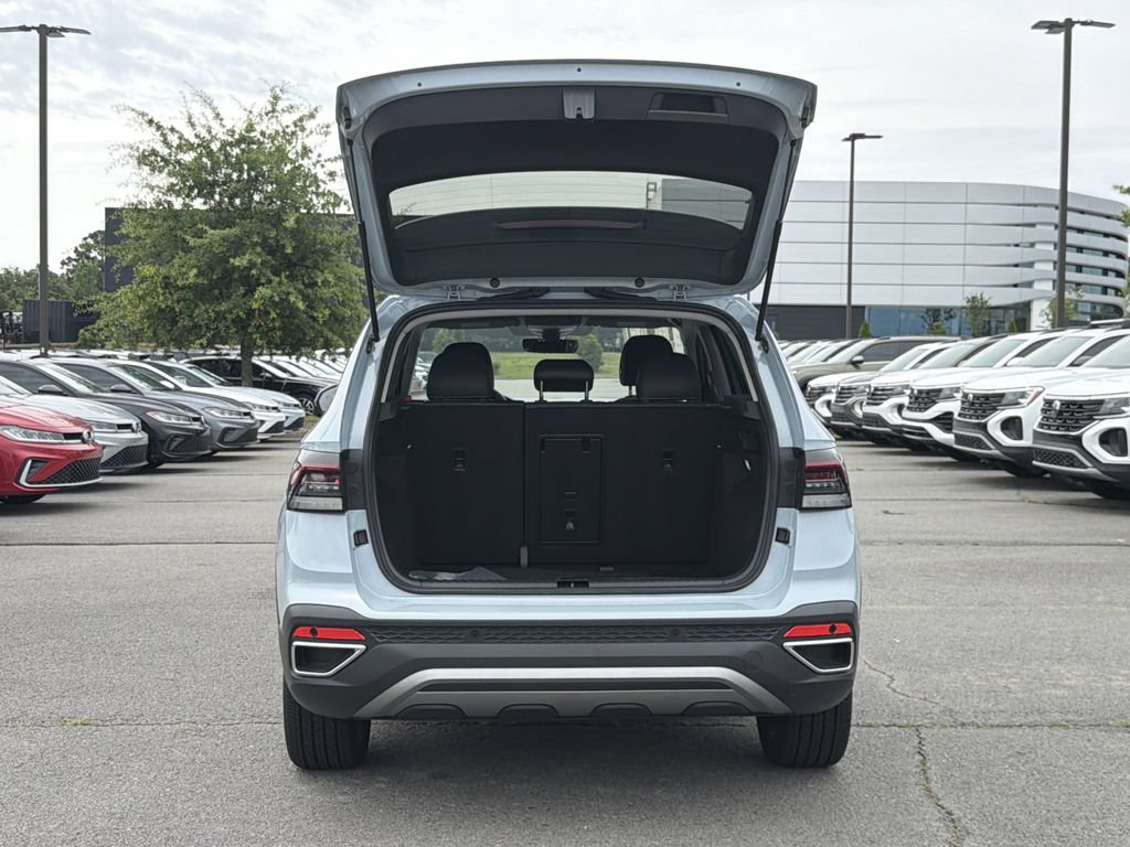 Used 2025 Volkswagen Taos SE FWD image 14