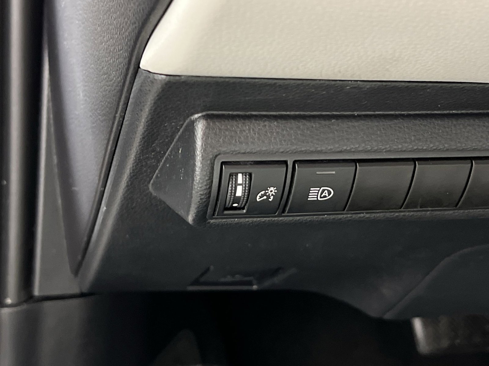 Used 2022 Toyota Corolla LE image 31