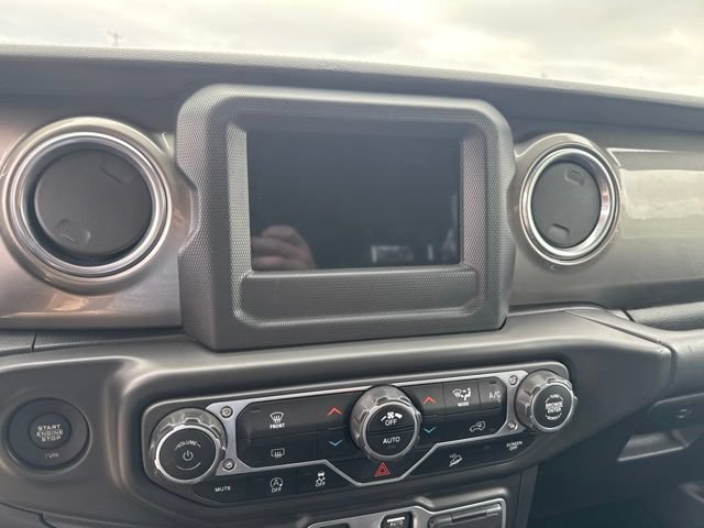 Used 2018 Jeep Wrangler Unlimited Sahara AWD/4WD image 24