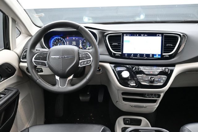 Used 2024 Chrysler Pacifica Touring-L FWD image 8