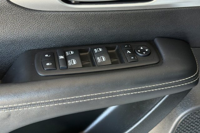 Used 2026 Chrysler Pacifica Limited w/ S Appearance Package FWD image 12