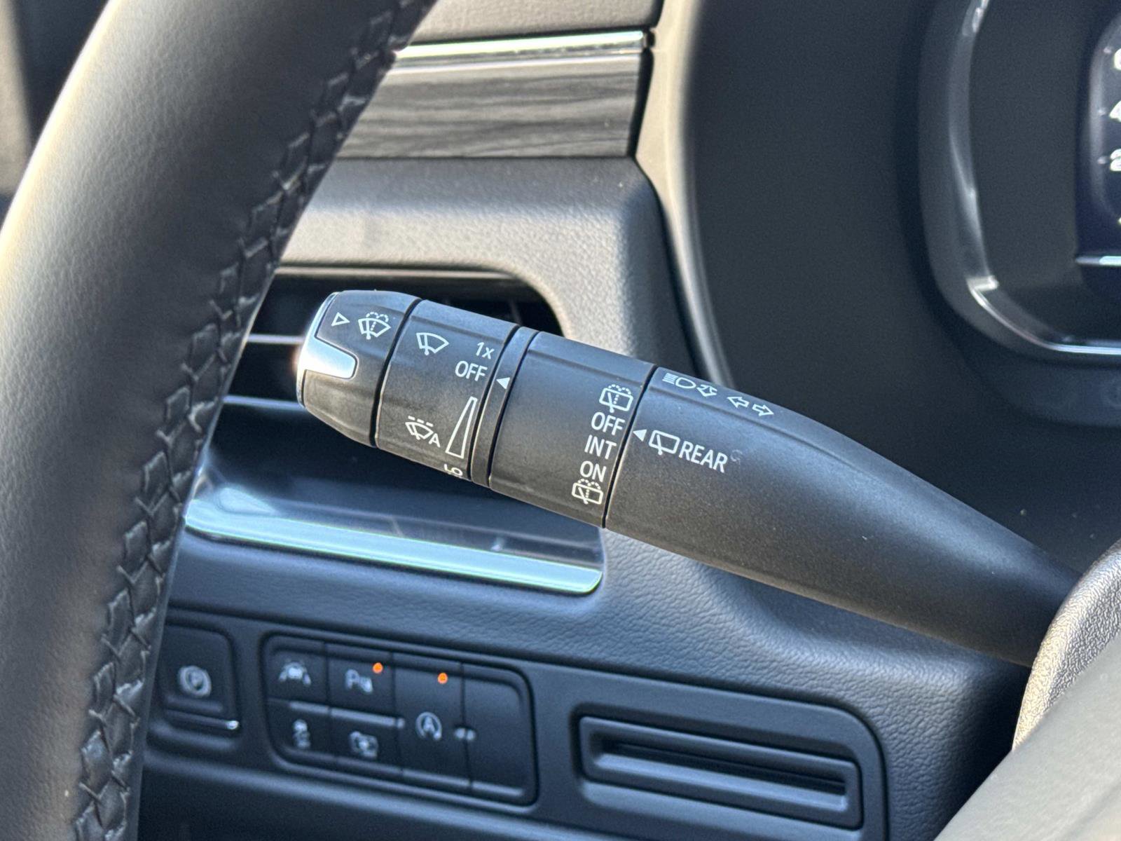 Used 2024 GMC Yukon SLT w/ SLT Luxury Package image 9