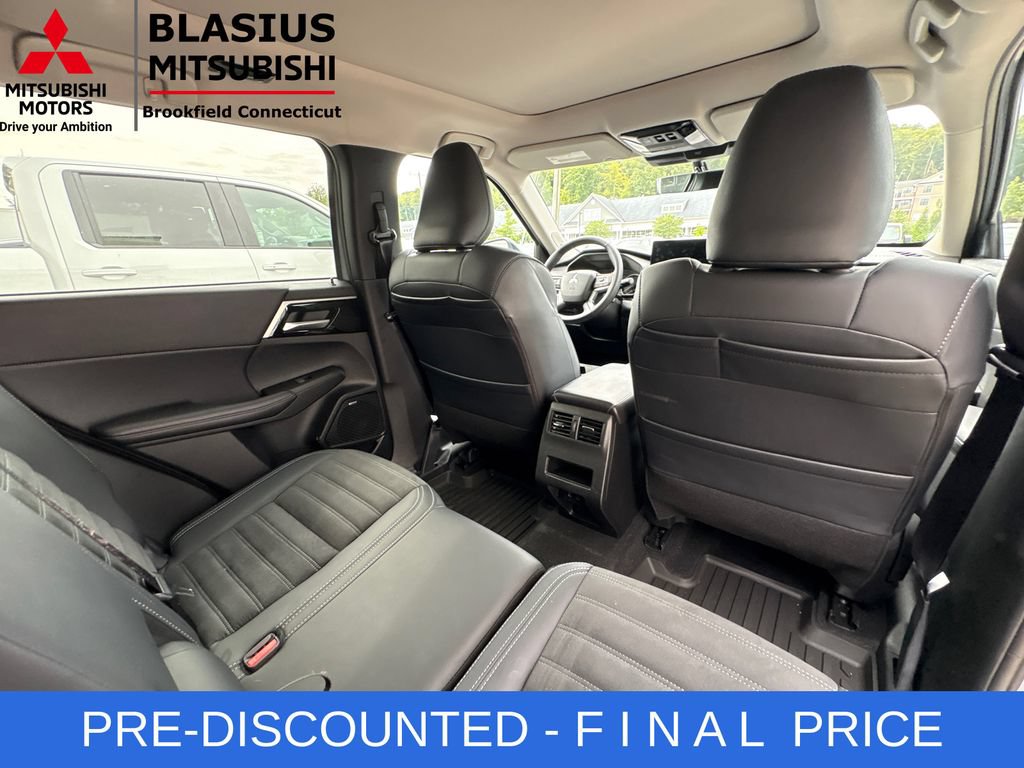 Used 2025 Mitsubishi Outlander AWD image 44
