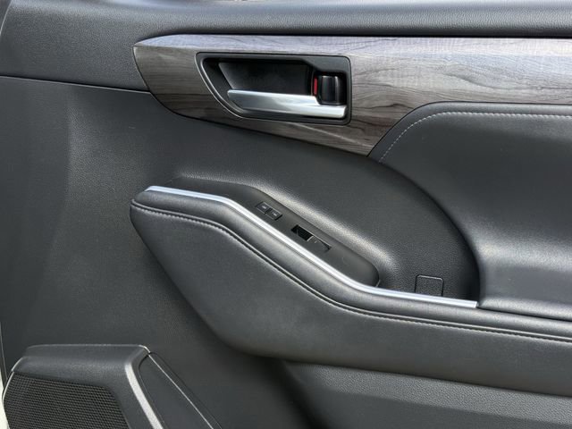 Used 2021 Toyota Highlander Limited image 32