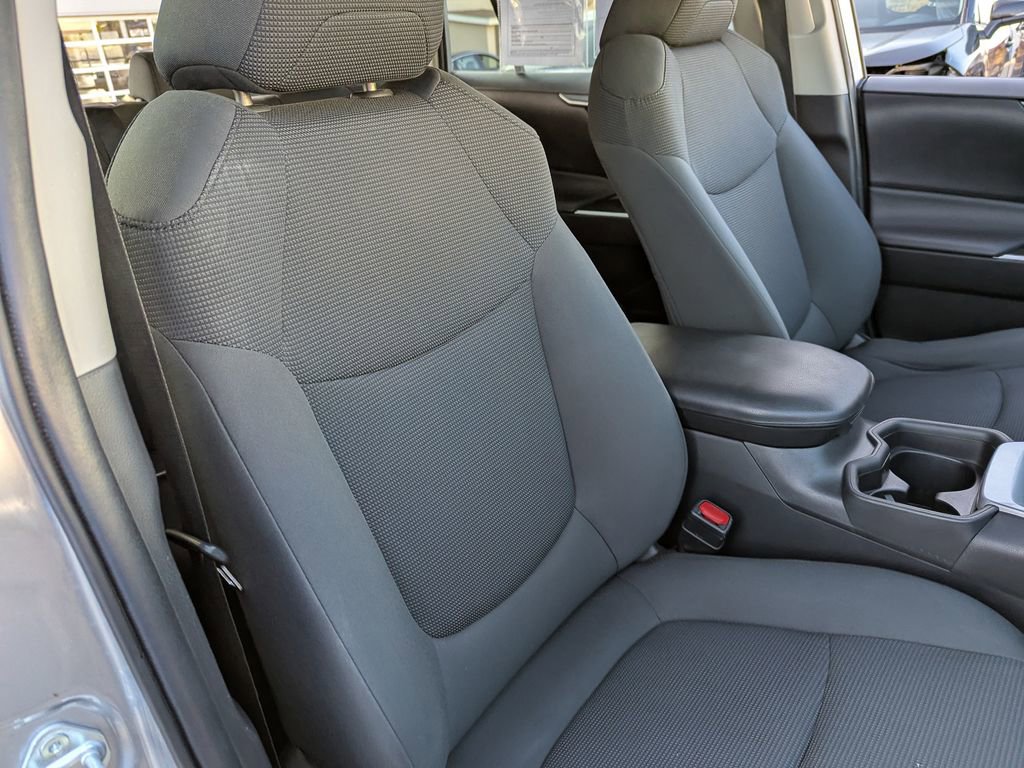 Used 2021 Toyota RAV4 LE AWD/4WD image 30