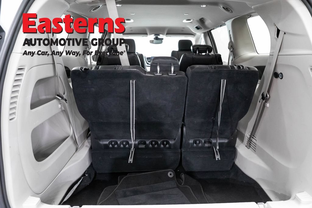 Used 2023 Chrysler Pacifica Touring-L FWD image 9